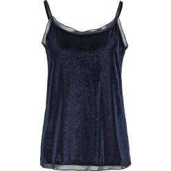 Top w kolorze granatowym z aksamitu. Niebieskie topy damskie Gerry Weber, z okrągłym kołnierzem. W wyprzedaży za 65.95 zł.
