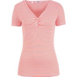 Shirt w prążek z małym marszczeniem bonprix koralowo-biały w paski. Czerwone bluzki damskie bonprix, bez wzorów, bez kołnierzyka. Za 44.99 zł.
