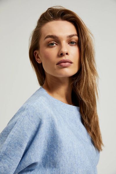 Sweter z rękawem 3/4 błękitny. Niebieskie swetry damskie MOODO, l, bez wzorów, z elastanu, bez kołnierzyka, bez ramiączek, bez kaptura. W wyprzedaży za 59.99 zł.