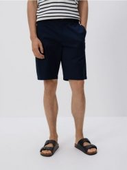 Szorty chino regular fit - granatowy. Niebieskie spodnie materiałowe męskie Reserved, bez wzorów, z bawełny. Za 119.99 zł.