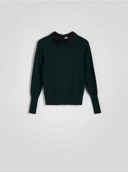 Sweter z ozdobnym kołnierzem - ciemnozielony. Zielone swetry damskie Reserved, l, bez wzorów, z dzianiny, bez kołnierzyka, bez ramiączek, bez kaptura. W wyprzedaży za 39.99 zł.