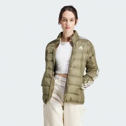Kurtka Essentials 3-Stripes Light Down. Białe kurtki damskie Adidas, l, bez wzorów, z materiału, bez kaptura. Za 433.00 zł.