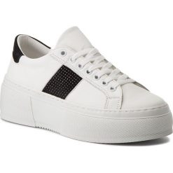 Sneakersy BRONX - BsaharX 66189-A White/Black 204. Białe półbuty damskie Bronx, bez wzorów, z materiału, bez obcasa, na koturnie, bez zapięcia. W wyprzedaży za 299.00 zł.