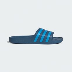 Klapki adilette Aqua. Niebieskie skarpety damskie Adidas, bez wzorów. Za 99.95 zł.