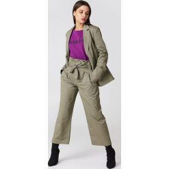 NA-KD Trend Szerokie spodnie bawełniane z wiązaniem w talii - Green. Spodnie materiałowe damskie marki NA-KD Trend. W wyprzedaży za 48.78 zł.