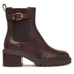 Botki Tommy Hilfiger. Brązowe botki damskie Tommy Hilfiger, bez obcasa, na słupku, bez zapięcia. Za 699.99 zł.