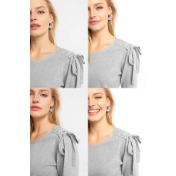 Sweter z wiązaniem na ramieniu. Szare swetry damskie Orsay, z dzianiny, ze sznurowanym dekoltem. Za 99.99 zł.