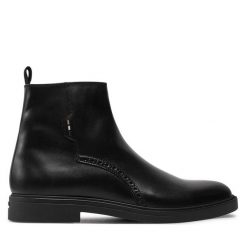 Botki BOSS. Czarne botki męskie Boss, bez wzorów, bez zapięcia. Za 698.99 zł.