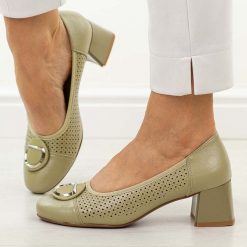 Oliwkowe ażurowe czółenka damskie na obcasie M.Daszyński Sa281-5. Zielone czółenka damskie M.Daszyński, z aplikacjami, z materiału, eleganckie, z okrągłym noskiem, bez obcasa, na obcasie, bez zapięcia. Za 189.00 zł.