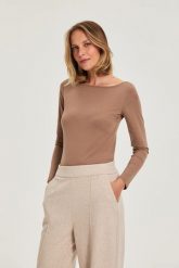 Dopasowana bluzka z długimi rękawami beżowa. Brązowe bluzki damskie MOODO, l, bez wzorów, z bawełny, bez kołnierzyka, bez ramiączek. Za 39.99 zł.