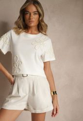 Biały T-shirt Zdobiony Aplikacjami w Kształcie Kwiatów Tilasea. Białe bluzki damskie Renee, l, z aplikacjami, z jeansu, eleganckie, bez kołnierzyka. Za 59.99 zł.