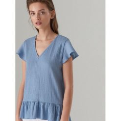 Kreszowana koszulka z baskinką - Niebieski. T-shirty damskie marki Mohito. Za 59.99 zł.