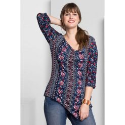 Koszulka z kolorowym wzorem. T-shirty damskie Sheego, w kolorowe wzory, z okrągłym kołnierzem. W wyprzedaży za 78.95 zł.