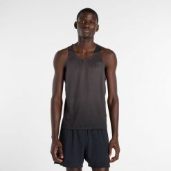 Koszulka męska New Balance MT61S1LIBK – czarna. Czarne koszulki sportowe męskie New Balance, l, bez wzorów, z materiału, bez kołnierzyka, bez ramiączek. Za 169.99 zł.