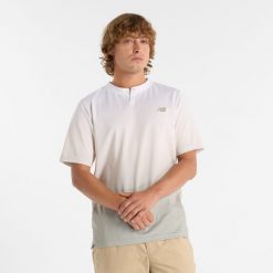 Koszulka męska New Balance MT41406LIN – beżowa. Brązowe koszulki sportowe męskie New Balance, m, bez wzorów, z materiału, bez kołnierzyka, bez ramiączek, tenisowe. Za 269.99 zł.