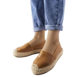 Brązowe espadryle zdobione tłoczeniem Geoffrey. Brązowe espadryle damskie na lato, z aplikacjami, ze skóry, z okrągłym noskiem, bez obcasa, bez zapięcia. Za 78.89 zł.