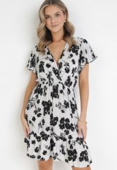 Biała Sukienka w Kwiaty z Wiskozy Casemila. Białe sukienki damskie Born2be, l, bez wzorów, z tkaniny, bez kołnierzyka, bez ramiączek, mini, kopertowe. Za 39.99 zł.