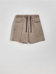 Szorty jogger z efektem sprania - beżowy. Brązowe szorty męskie Reserved, bez wzorów, z bawełny. W wyprzedaży za 49.99 zł.