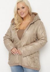 Ciemnobeżowa Kurtka Pikowana o Pudełkowym Kroju z Kapturem Nusolea. Brązowe kurtki damskie Born2be, plus size, bez wzorów, z jeansu, z kapturem. Za 169.99 zł.