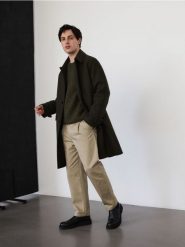 Bawełniane spodnie straight - oliwkowy. Zielone spodnie materiałowe męskie Reserved, bez wzorów, z bawełny. W wyprzedaży za 45.99 zł.