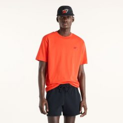 Koszulka męska New Balance MT41533NEF – pomarańczowa. Brązowe koszulki sportowe męskie New Balance, m, bez wzorów, z dresówki, bez kołnierzyka, bez ramiączek. Za 179.99 zł.