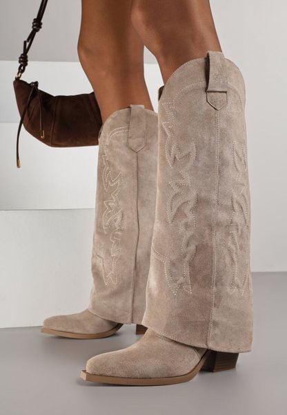 Ciemnobeżowe Kozaki Kowbojki na Stożku z Haftowaną Cholewką Imitującą Nogawkę Fenika. Brązowe kozaki damskie Born2be, z jeansu, bez obcasa, na obcasie. Za 169.99 zł.