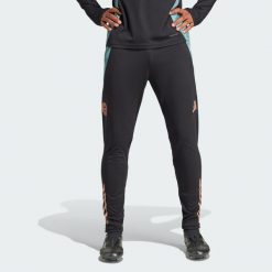 Spodnie FC Bayern Tiro 24 Training. Czarne spodnie sportowe męskie Adidas, xl, bez wzorów, z dresówki, do piłki nożnej. W wyprzedaży za 209.30 zł.