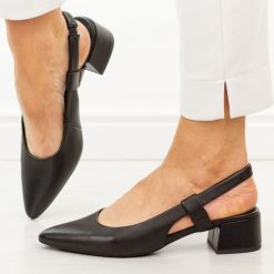 Czarne skórzane czółenka damskie T.Sokolski 536. Czarne czółenka damskie Sokolski, bez wzorów, ze skóry, biznesowe, bez obcasa, na obcasie, bez zapięcia. W wyprzedaży za 245.52 zł.