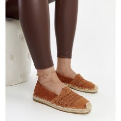 Brązowe ażurowe espadryle Gordana. Brązowe espadryle damskie na lato, w ażurowe wzory, z okrągłym noskiem, bez obcasa, bez zapięcia. Za 81.83 zł.