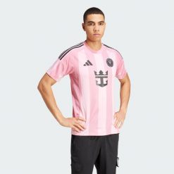 Koszulka Inter Miami CF 25/26 Messi Home. Czerwone koszulki sportowe męskie Adidas, l, bez wzorów, z materiału, bez kołnierzyka, bez ramiączek, do piłki nożnej. Za 499.00 zł.