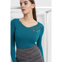 Sweter z aplikacją z koralików. Czarne swetry damskie Orsay, z dzianiny, dekolt w kształcie v. Za 99.99 zł.