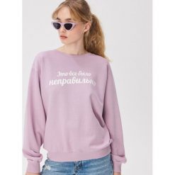Bawełniana bluza z napisem - Różowy. Czerwone bluzy damskie Sinsay, m, bez wzorów, z bawełny, bez kaptura. W wyprzedaży za 19.99 zł.