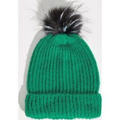 Czapka z puszystym pomponem - Zielony. Zielone czapki i kapelusze damskie Sinsay. Za 19.99 zł.