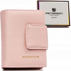 Portfel damski Peterson PTN 42329-F8 j. różowy. Czerwone portfele damskie Peterson, bez wzorów. Za 59.99 zł.