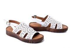 KOCH 030.332.338 white, sandały damskie. Białe sandały damskie KOCH, w ażurowe wzory, z gumy, bez obcasa, bez zapięcia. Za 239.90 zł.