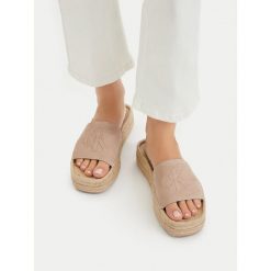 Klapki Calvin Klein. Brązowe espadryle damskie Calvin Klein, bez wzorów, bez obcasa, bez zapięcia. Za 258.99 zł.