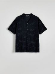 Wzorzysta koszula comfort fit - granatowy. Niebieskie koszule męskie Reserved, l, bez wzorów, z bawełny, bez kołnierzyka, bez ramiączek. W wyprzedaży za 89.99 zł.