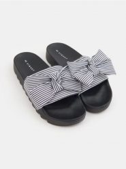 Klapki w paski z kokardą - czarny. Czarne klapki damskie Sinsay, bez wzorów, bez obcasa. Za 39.99 zł.