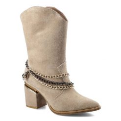 Botki damskie Carinii, naturalna skóra zamszowa z wysoką cholewką i ozdobnymi łańcuchami na średniej wysokości słupku, beżowe, B7174_-O17-000-000-E03. Brązowe kozaki damskie Carinii, ze skóry, przed kolano, bez obcasa, na słupku. Za 359.00 zł.