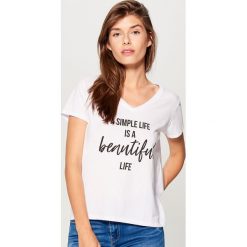 Bawełniana koszulka z napisem - Biały. T-shirty damskie marki Mohito. W wyprzedaży za 14.99 zł.