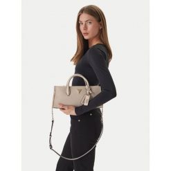 Torebka Guess. Brązowe torebki do ręki damskie Guess, z aplikacjami, klasyczne, bez dodatków. Za 699.99 zł.