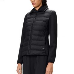 Kurtka RAINS SAFI FLEECE HYBRID CURVE JAC Czarny. Czarne kurtki damskie Rains, bez wzorów, z tkaniny, bez kaptura. Za 825.94 zł.
