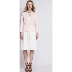 Elegancki Różowy Żakiet bez Zapięcia Przewiązany Paskiem. Czerwone żakiety damskie Molly.pl, l, bez wzorów, z tkaniny, biznesowe. Za 129.90 zł.
