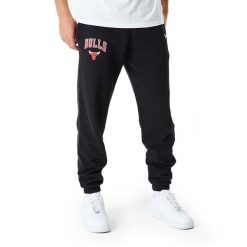 Spodnie męskie New Era NBA Essentials Jogger Chicago Bulls. Czarne spodnie sportowe męskie New Era, m, bez wzorów. Za 255.00 zł.
