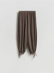 Spodnie balloon - beżowy. Brązowe spodnie materiałowe damskie Reserved, l, bez wzorów, z dzianiny. Za 109.99 zł.