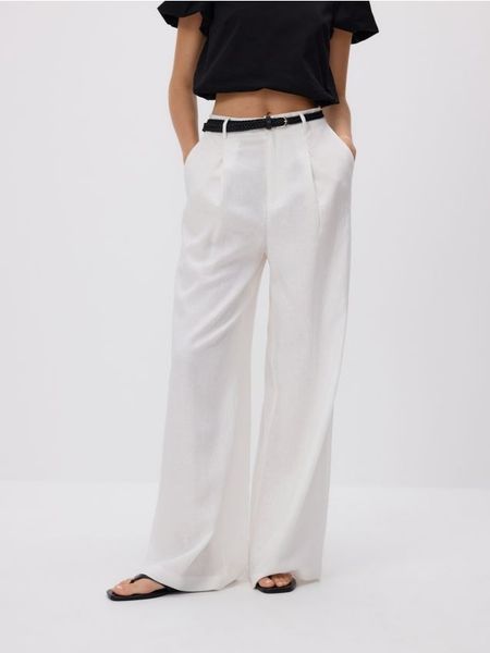 Luźne spodnie z lnem - biały. Białe spodnie materiałowe damskie Reserved, l, bez wzorów, z wiskozy. W wyprzedaży za 59.99 zł.