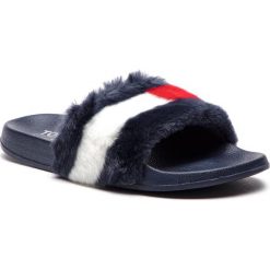Klapki TOMMY JEANS - Funny Fur Pool Slide EN0EN00287 Midnight 403. Klapki damskie marki Tommy Jeans. W wyprzedaży za 149.00 zł.