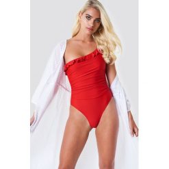 NA-KD Swimwear Kostium kąpielowy na jedno ramię - Red. Czerwone kostiumy jednoczęściowe damskie NA-KD Swimwear. Za 141.95 zł.