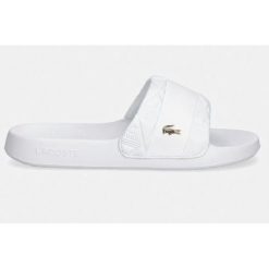 KLAPKI LACOSTE SERVE SLIDE HYB 126 1 CFA 751CFA003121G R-42. Białe klapki damskie Lacoste, bez wzorów, z dresówki, sportowe, bez obcasa. Za 215.60 zł.