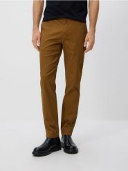 Bawełniane spodnie chino slim - brązowy. Brązowe spodnie materiałowe męskie Reserved, bez wzorów, z bawełny. Za 129.99 zł.